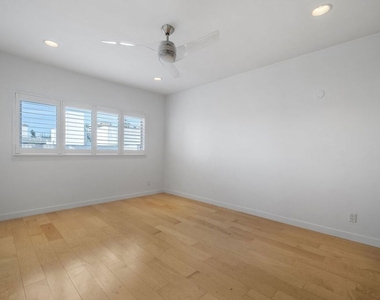 8550 Holloway Drive - Photo Thumbnail 19