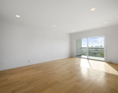 8550 Holloway Drive - Photo Thumbnail 5