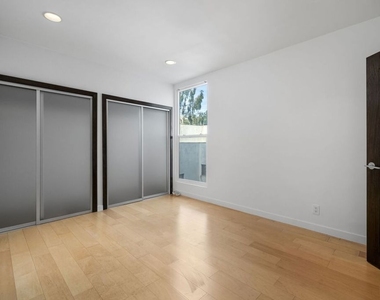 8550 Holloway Drive - Photo Thumbnail 17