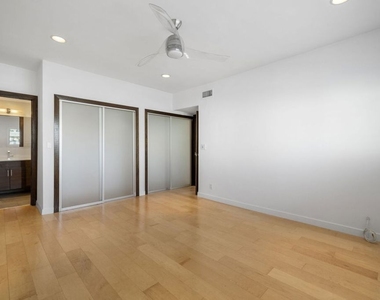 8550 Holloway Drive - Photo Thumbnail 21
