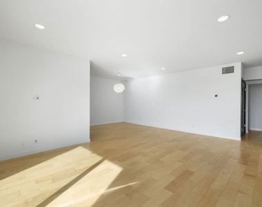 8550 Holloway Drive - Photo Thumbnail 12
