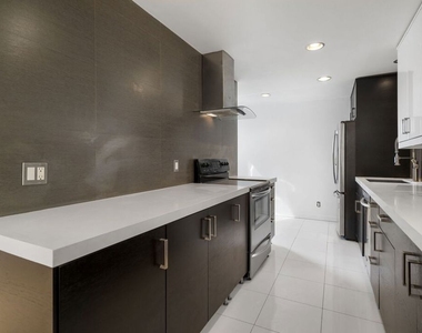 8550 Holloway Drive - Photo Thumbnail 8