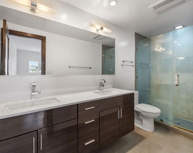 8550 Holloway Drive - Photo Thumbnail 22
