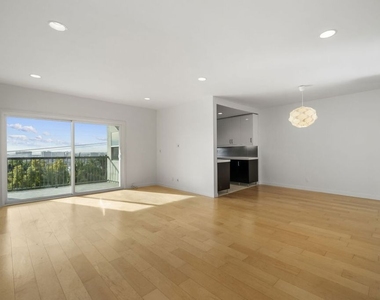 8550 Holloway Drive - Photo Thumbnail 3