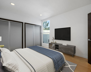 8550 Holloway Drive - Photo Thumbnail 16