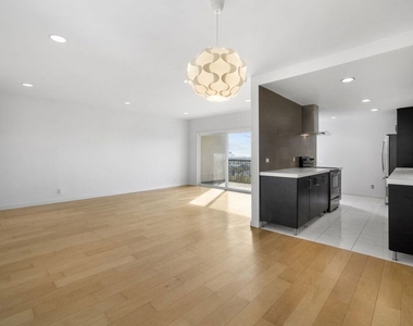 8550 Holloway Drive - Photo Thumbnail 7