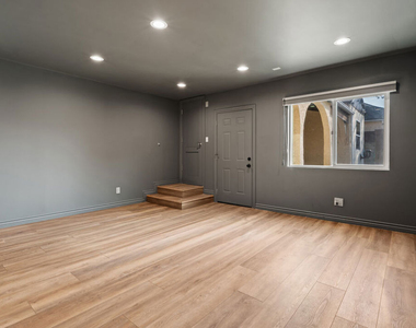4530 Bakman Avenue - Photo Thumbnail 18