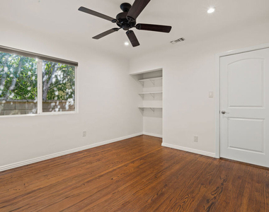 4530 Bakman Avenue - Photo Thumbnail 12