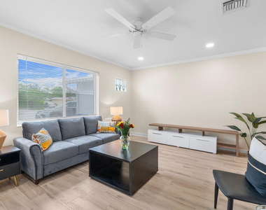 1541 Ne 15th Avenue - Photo Thumbnail 3