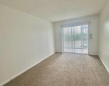 3063 Ainslie D - Photo Thumbnail 37