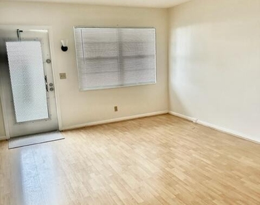 3063 Ainslie D - Photo Thumbnail 5