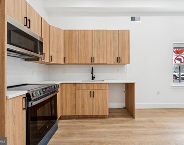 2424 W Thompson Street - Photo Thumbnail 4