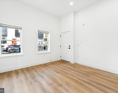 2424 W Thompson Street - Photo Thumbnail 8