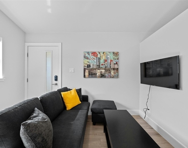 2201 Leon St - Photo Thumbnail 6