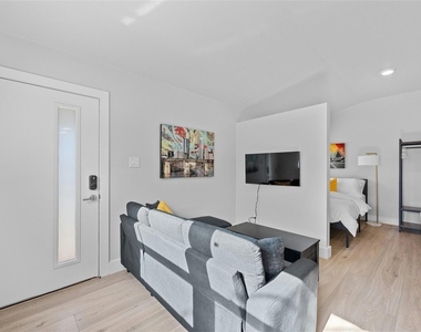2201 Leon St - Photo Thumbnail 5