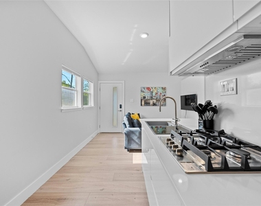2201 Leon St - Photo Thumbnail 12