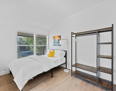 2201 Leon St - Photo Thumbnail 13