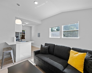 2201 Leon St - Photo Thumbnail 7