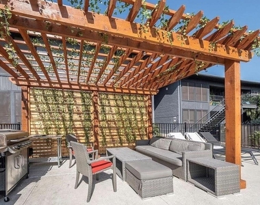 909 Reinli St - Photo Thumbnail 15