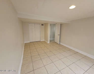 925 Phillips Street - Photo Thumbnail 7