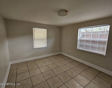925 Phillips Street - Photo Thumbnail 5