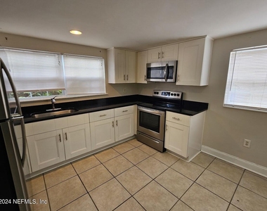 925 Phillips Street - Photo Thumbnail 3