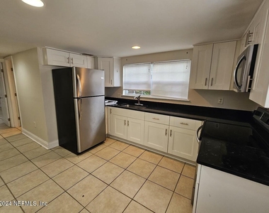 925 Phillips Street - Photo Thumbnail 4
