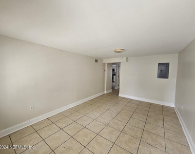 925 Phillips Street - Photo Thumbnail 2