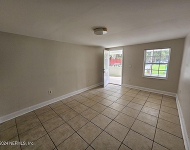 925 Phillips Street - Photo Thumbnail 1
