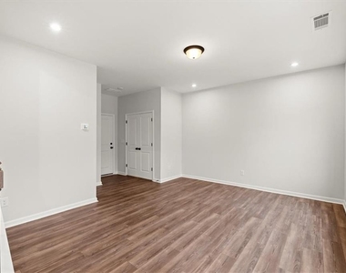 741 Payton Lane - Photo Thumbnail 7