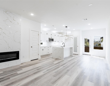 610 E 41st Street - Photo Thumbnail 7