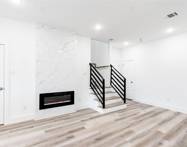 610 E 41st Street - Photo Thumbnail 5