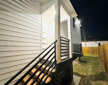 610 E 41st Street - Photo Thumbnail 18