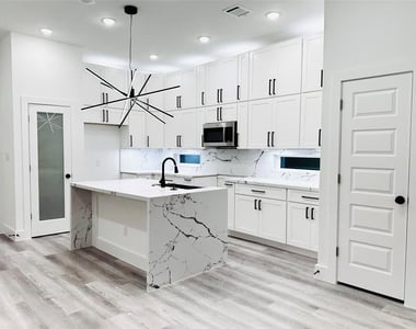 610 E 41st Street - Photo Thumbnail 8