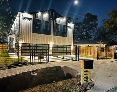 610 E 41st Street - Photo Thumbnail 2
