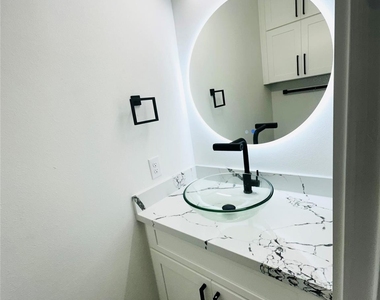 610 E 41st Street - Photo Thumbnail 9