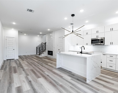 610 E 41st Street - Photo Thumbnail 6