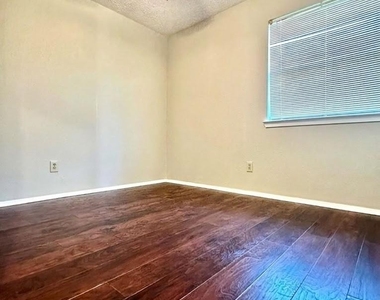 9302 Golden Sunshine Drive - Photo Thumbnail 8