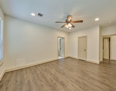 2422 Navigation Boulevard - Photo Thumbnail 20