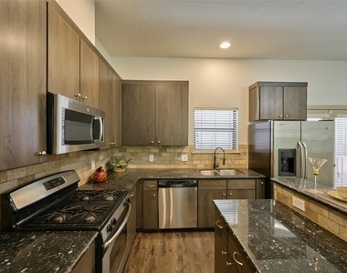 2422 Navigation Boulevard - Photo Thumbnail 16