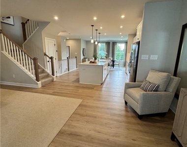 8001 Lake Laurel Ln - Photo Thumbnail 11