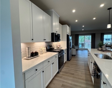 8001 Lake Laurel Ln - Photo Thumbnail 3