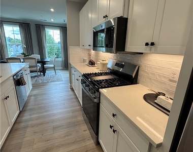 8001 Lake Laurel Ln - Photo Thumbnail 4