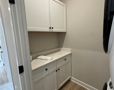8001 Lake Laurel Ln - Photo Thumbnail 17