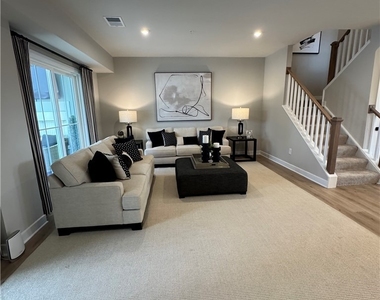 8001 Lake Laurel Ln - Photo Thumbnail 12