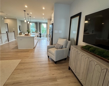 8001 Lake Laurel Ln - Photo Thumbnail 10
