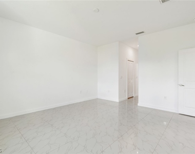 2725 Sw Embers Terrace - Photo Thumbnail 16
