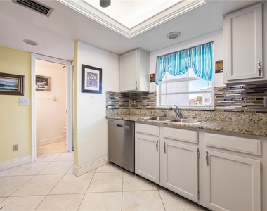 4511 Bay Beach Lane - Photo Thumbnail 6