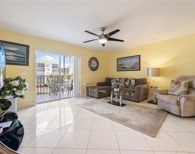 4511 Bay Beach Lane - Photo Thumbnail 9