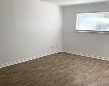 5625 Antoine Drive - Photo Thumbnail 8